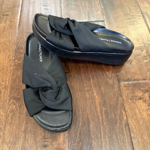 Donald J. Pliner Folley Black Crepe Elastic Platform Slip On Sandals Size 6 - Picture 2 of 11